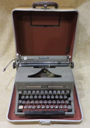 Royal Quiet De Luxe Portable Typewriter (1948)
